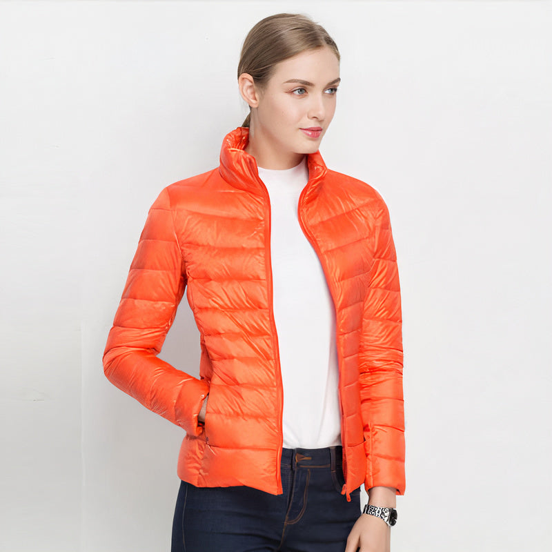 Mujer luciendo chaqueta ILSE urbana chic, ligera y moderna. Abrigo ideal para otoño-invierno.
