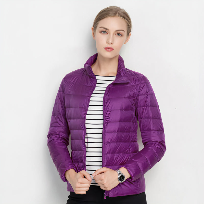 Chaqueta ILSE de mujer, abierta, estilo urbano chic. Ligera y casual para un look de moda actual.