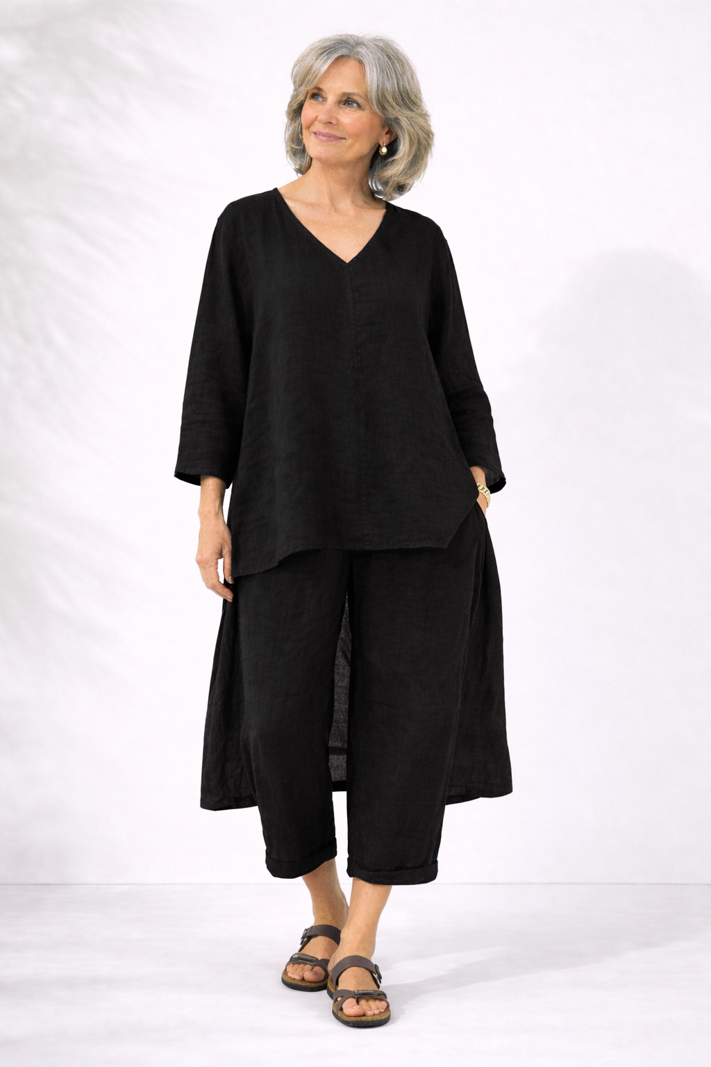 Mujer vistiendo conjunto dos piezas elegante con escote en V, cintura ajustada, look fluido y veraniego.