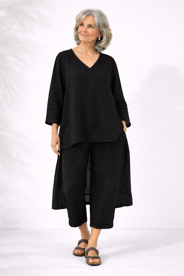 Mujer vistiendo conjunto dos piezas elegante con escote en V, cintura ajustada, look fluido y veraniego.