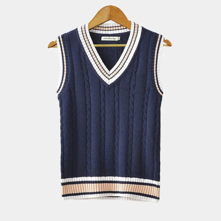 Moda masculina: Chaleco de punto cuello en V, prenda versátil para ropa de hombre, estilo semiformal.