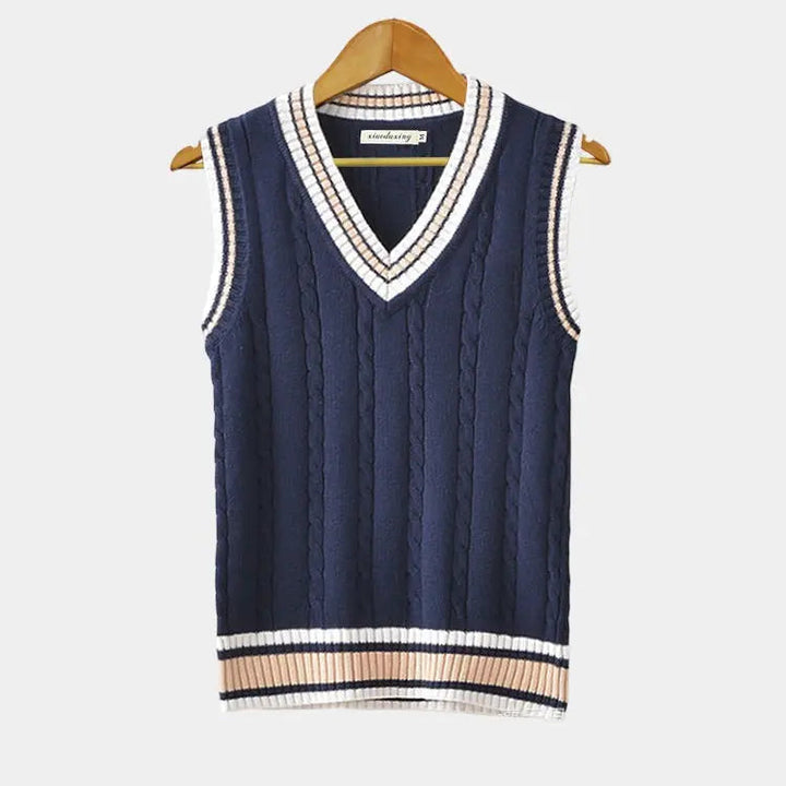 Moda masculina: Chaleco de punto cuello en V, prenda versátil para ropa de hombre, estilo semiformal.