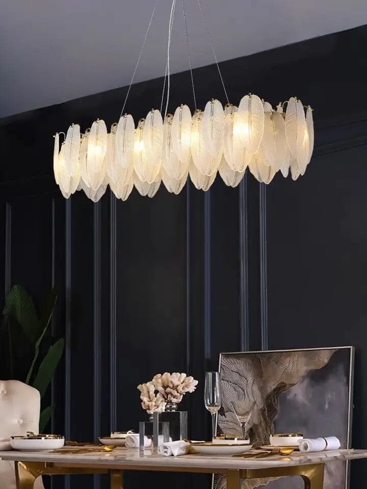 Candelabro de techo moderno con iluminación LED integrada y pantallas de vidrio efecto pluma.