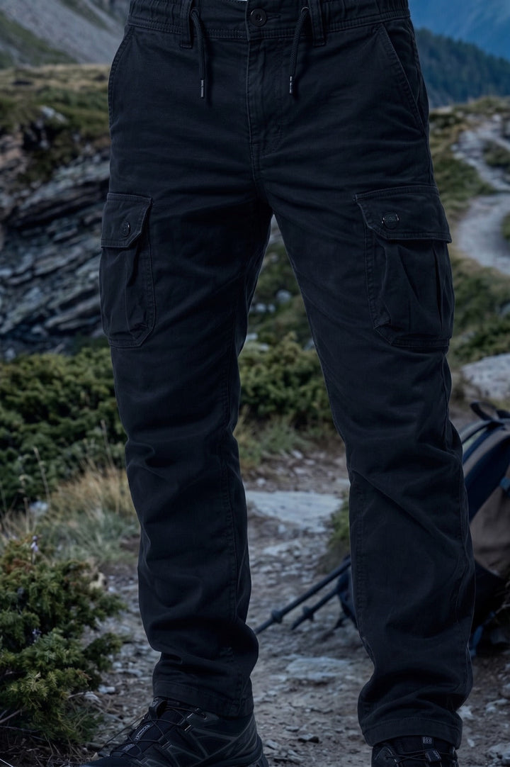 Pantalones cargo casuales de hombre. Cómodos, duraderos y con prácticos bolsillos laterales para uso diario.