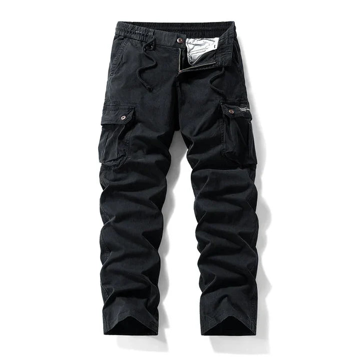 Hombre usando pantalones cargo tácticos en sendero. Prenda esencial para senderismo, exterior y aventura.