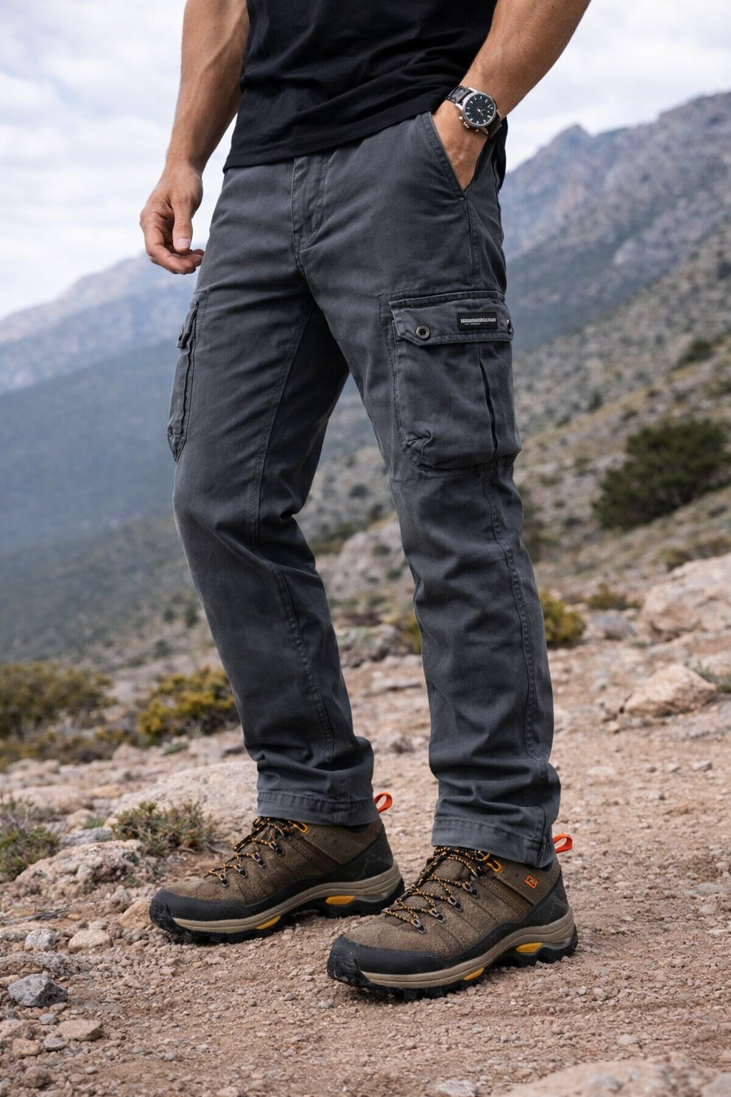 Pantalones cargo tácticos negros para hombre. Estilo casual y funcionalidad con bolsillos amplios. Moda masculina.