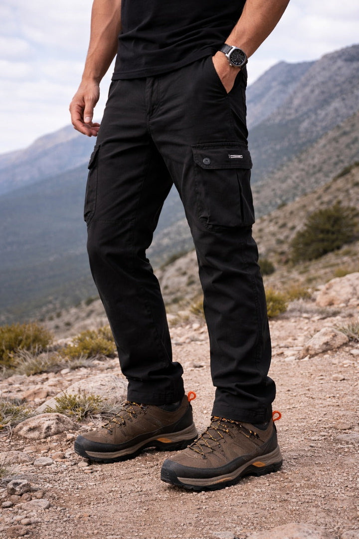 Pantalones cargo tácticos para hombre con múltiples bolsillos. Ideales para exterior y aventura, moda masculina.