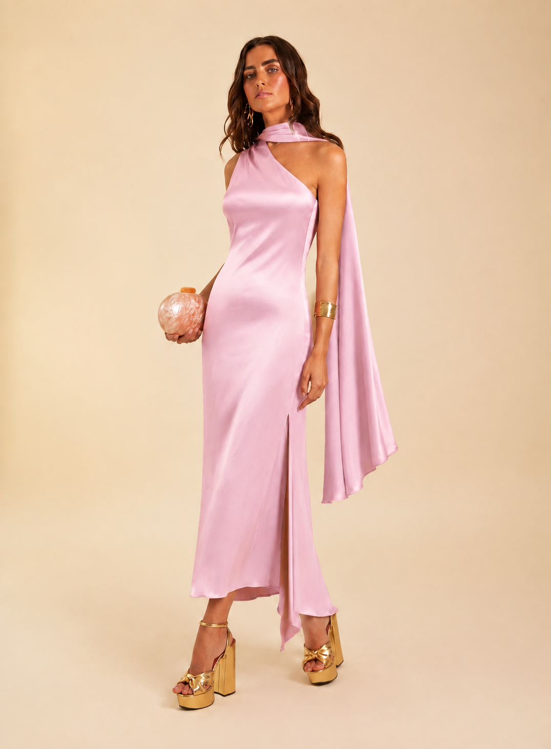 Vestido midi asimétrico ciruela satinado para mujer, ideal para fiesta o evento elegante.