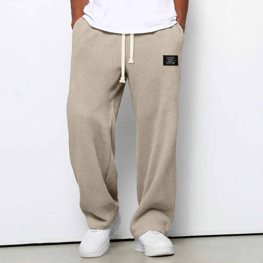 Pantalón suave y transpirable de corte ancho, estilo casual y cintura ajustable para comodidad.