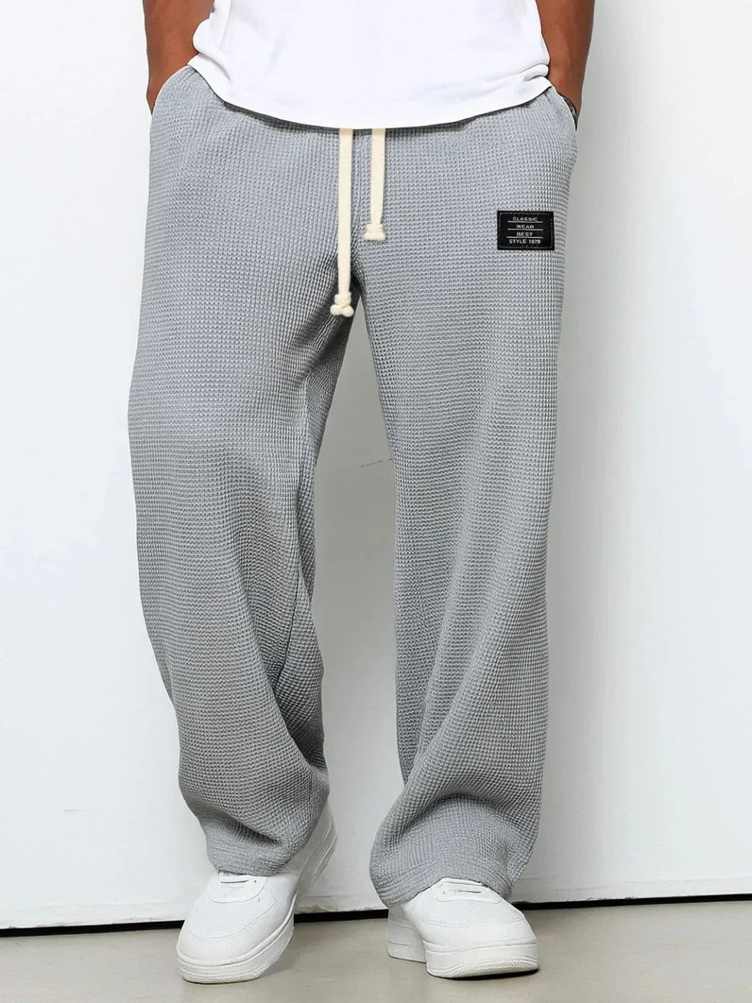 Pantalón ancho con cintura ajustable para un ajuste perfecto, ideal para uso casual diario.