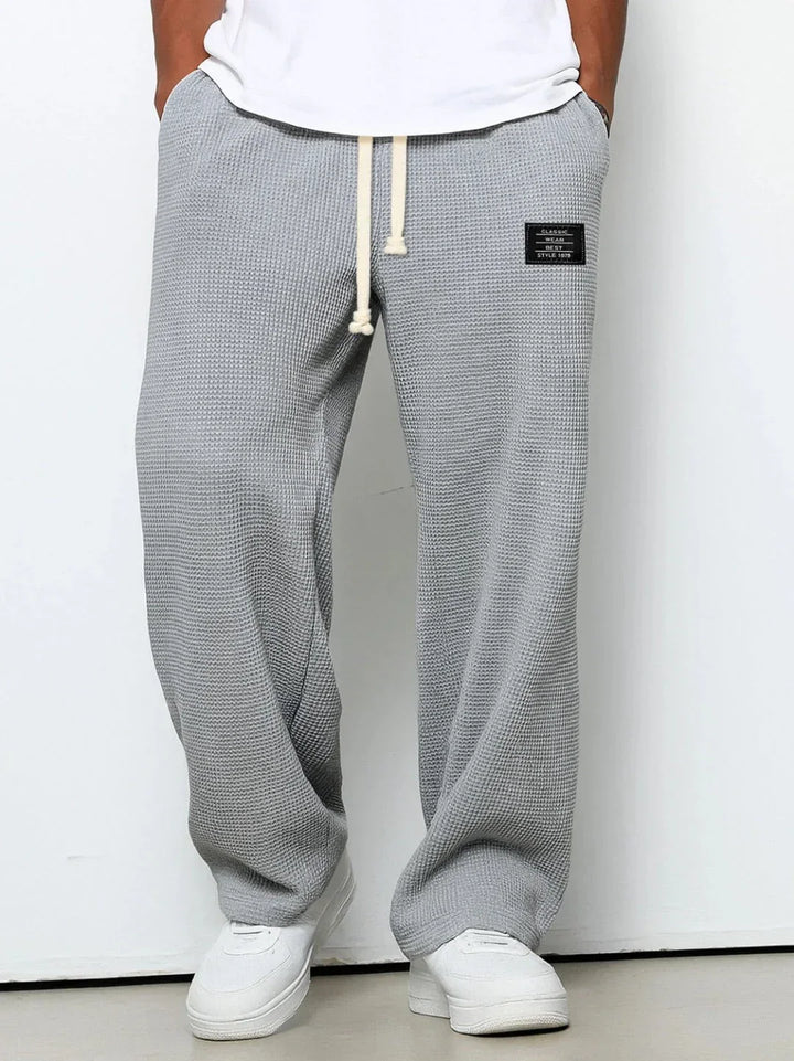 Pantalón ancho con cintura ajustable para un ajuste perfecto, ideal para uso casual diario.