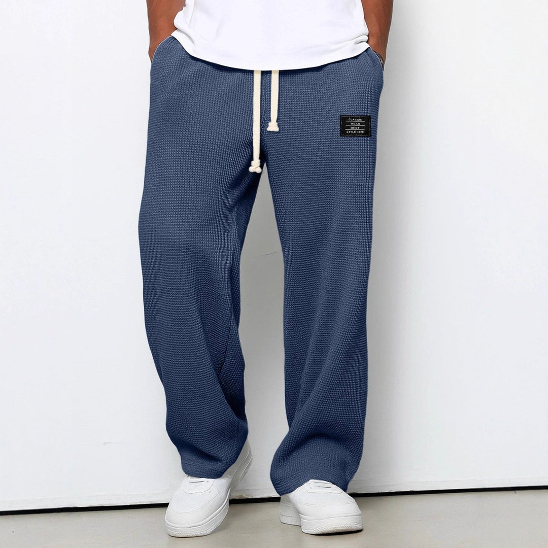 Hombre usando pantalones casuales de pierna ancha, disfrutando del confort y estilo diario.