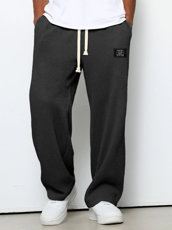 Pantalón de hombre Santiago con cordón ajustable. Estilo relajado y cómodo para ropa de diario.