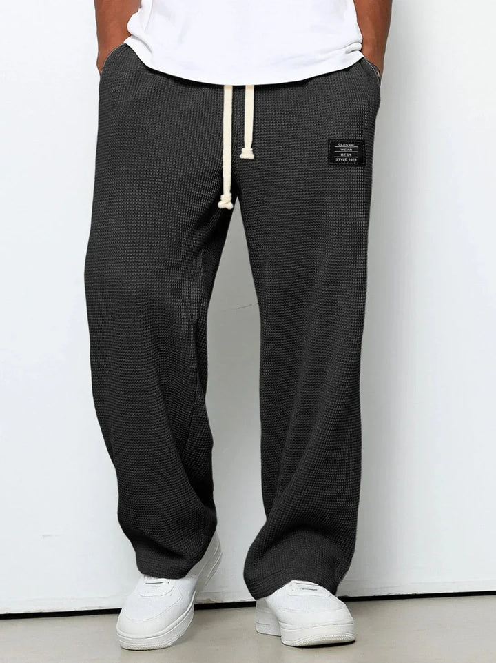 Pantalón casual ancho versátil, con cintura ajustable para comodidad y un estilo moderno en verano.