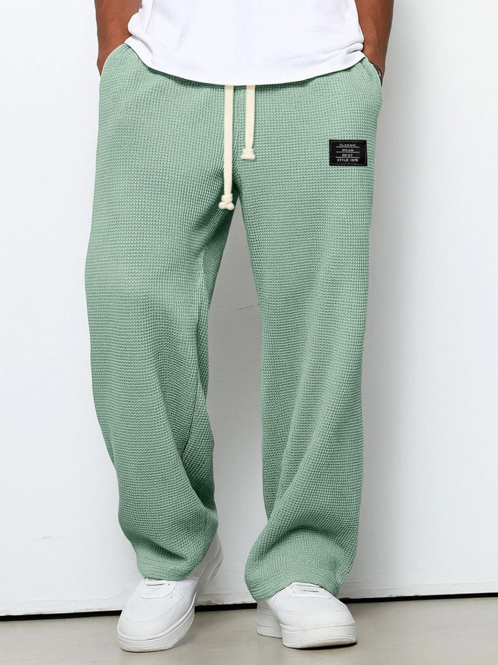 Pantalón Santiago de hombre para el día a día. Tejido suave, transpirable y estilo casual relajado.