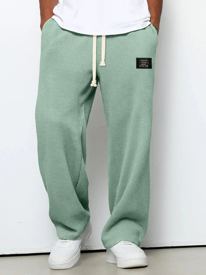 Pantalón ancho unisex con diseño casual, cintura ajustable que ofrece comodidad y estilo moderno.