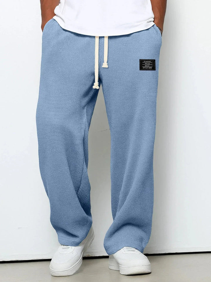 Pantalón casual ancho muy cómodo y suave, con cintura ajustable para máximo relax.
