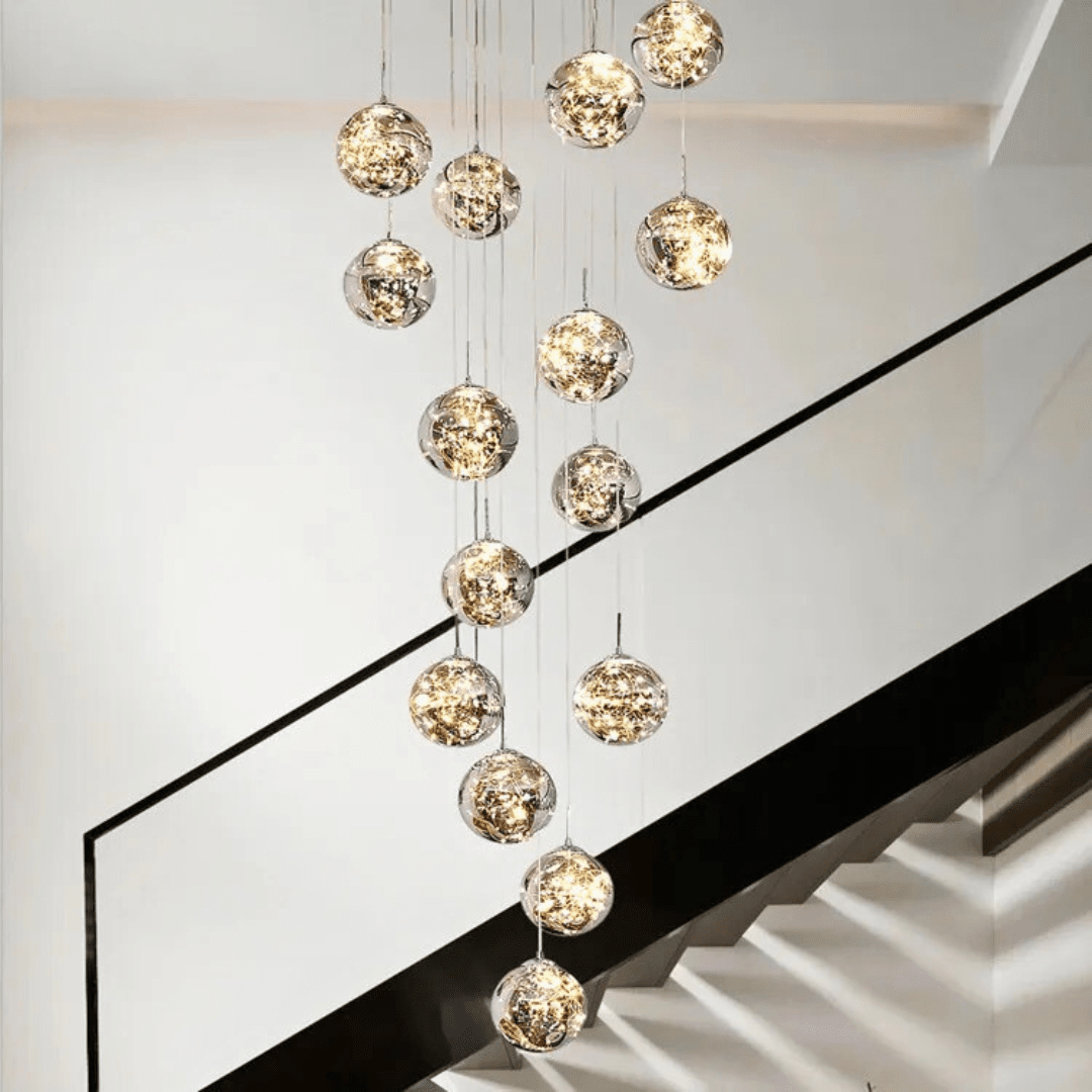 Candelabro moderno de esferas de vidrio, ideal para iluminación elegante de escaleras.