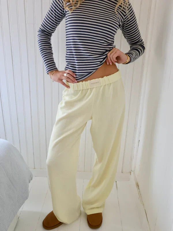 Primer plano del tejido suave y fresco del pantalón Riviera, ideal para primavera y verano.