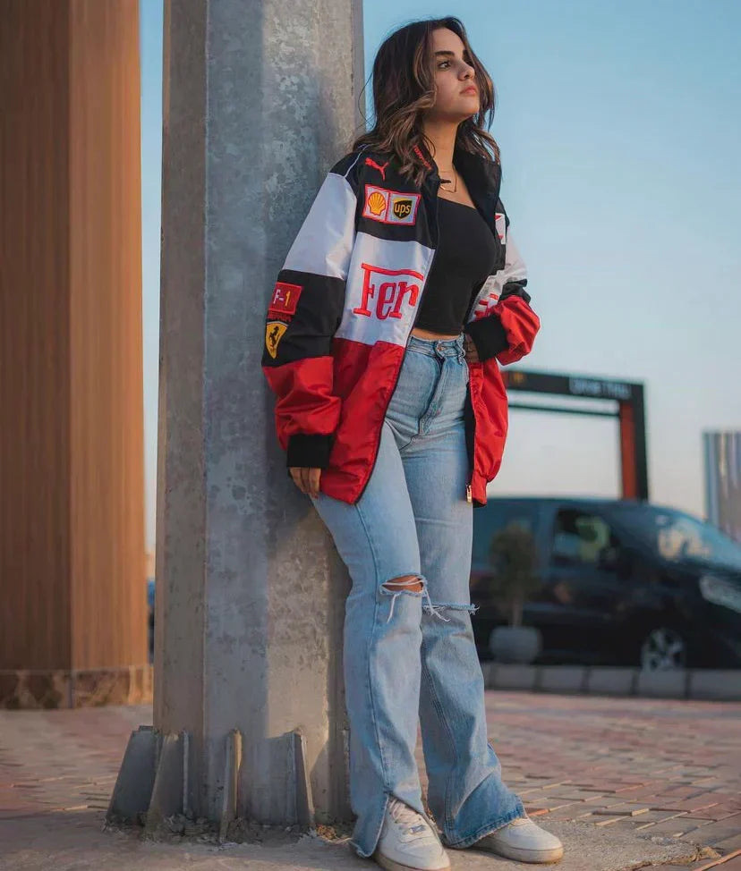 Impactante chaqueta de carreras oversize para mujer con diseño de bloques de color y parches, moda.