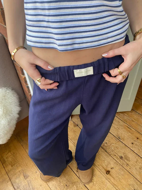 Mujer disfrutando la comodidad del pantalón casual Riviera, versátil para cualquier actividad diaria.