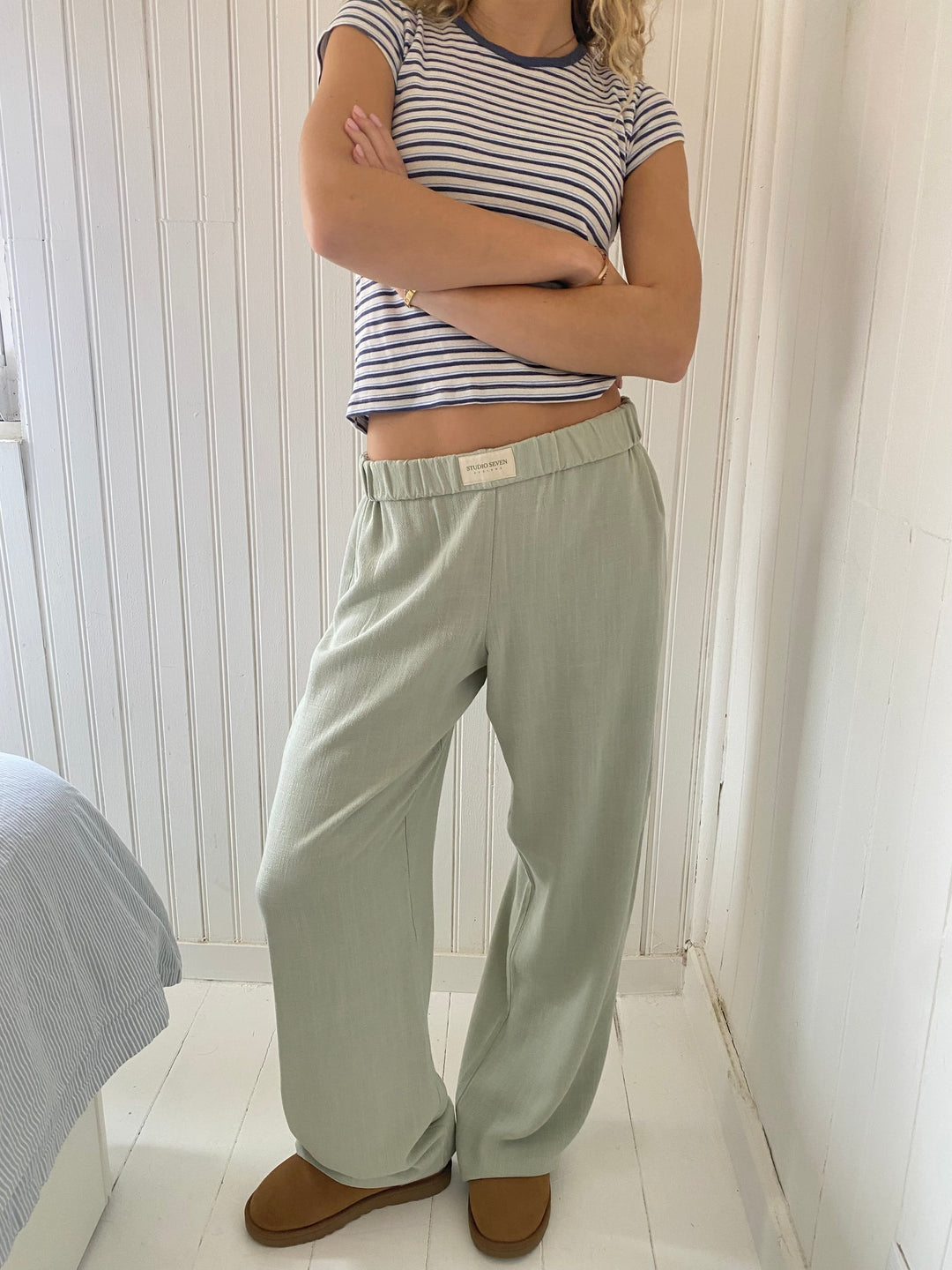 Mujer vistiendo pantalón holgado Riviera, perfecto para un look relajado, fresco y versátil de verano.