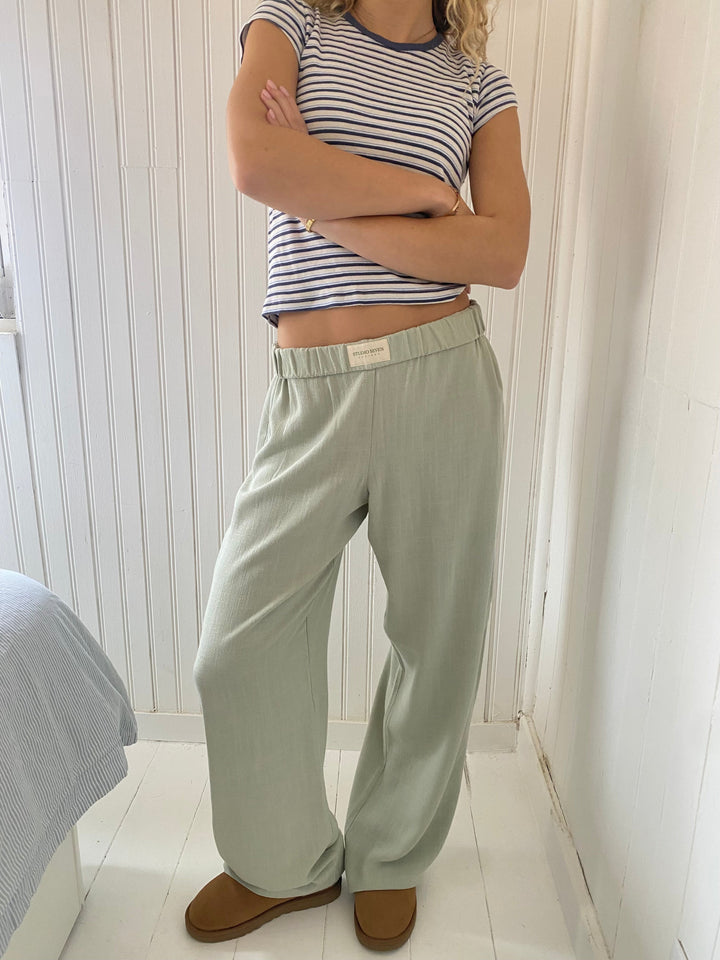 Mujer vistiendo pantalón holgado Riviera, perfecto para un look relajado, fresco y versátil de verano.