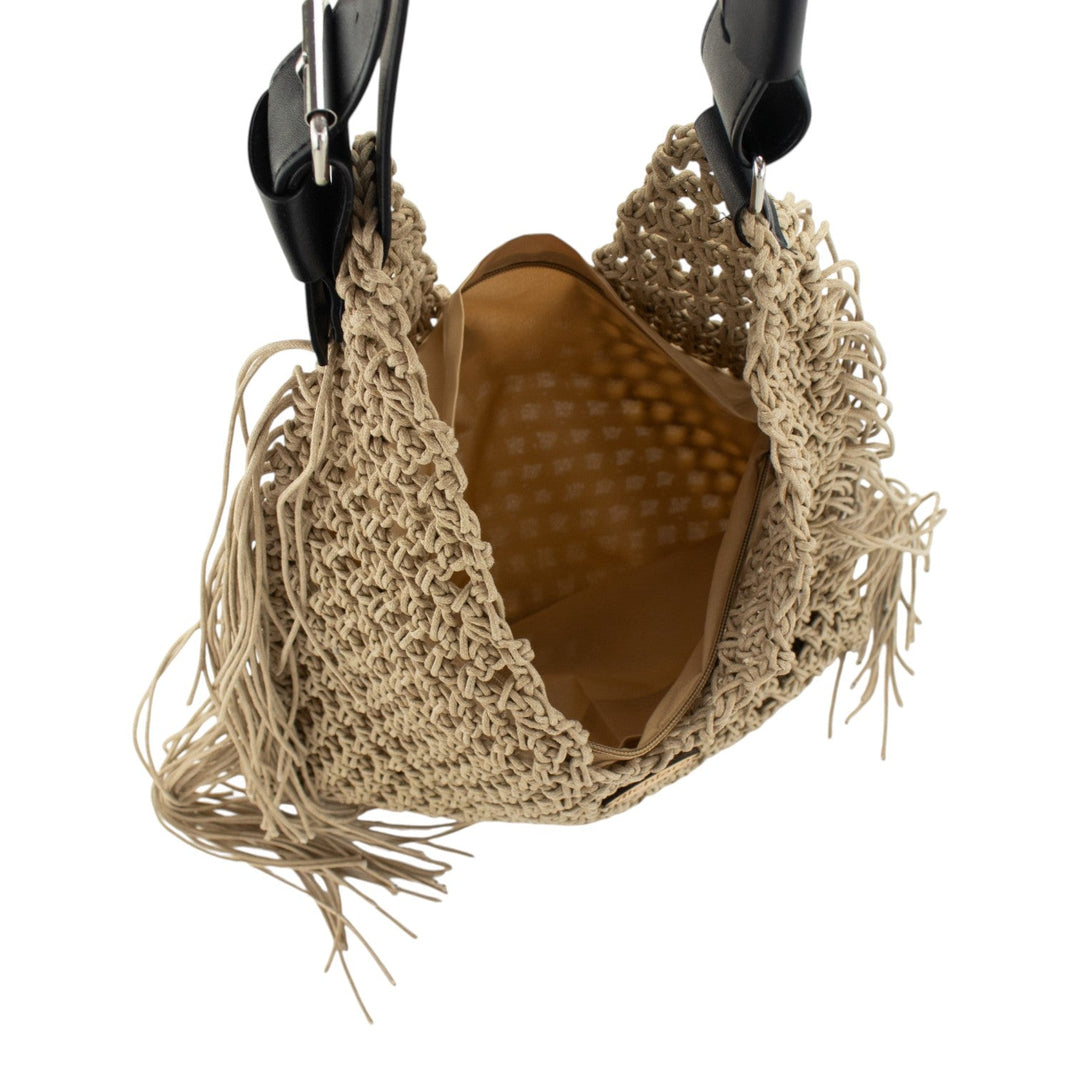 Bolso hobo artesanal de mujer tejido a mano con cuerda natural, ideal para la playa y el verano.