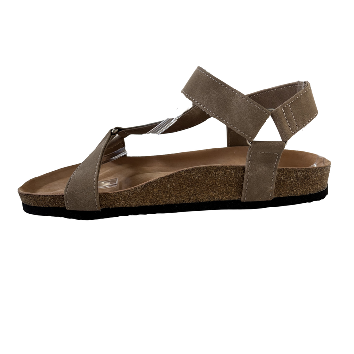 Sandalias de hombre casuales beige. Calzado de verano con estilo y confort. Moda masculina versátil.