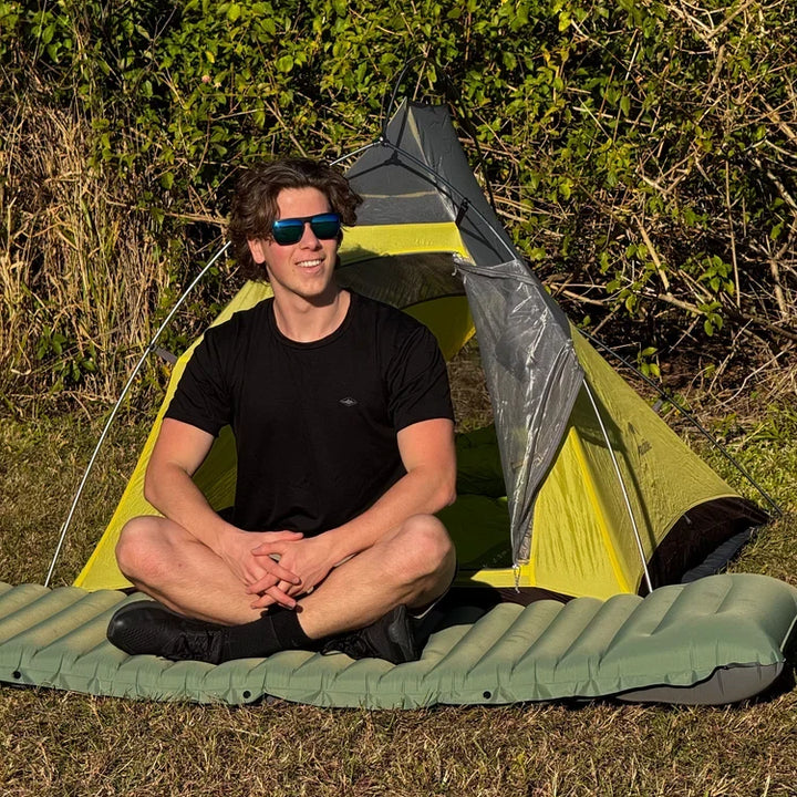 Colchoneta de camping compacta y robusta. Diseño ultraligero con bomba integrada, ideal para senderismo y montaña.