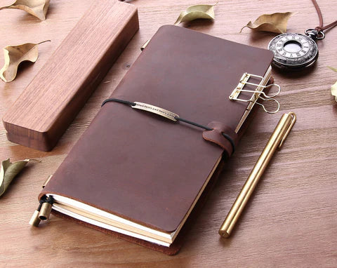 Libreta de cuero portátil para escribir, dibujar y organizar tus aventuras de viaje y recuerdos.