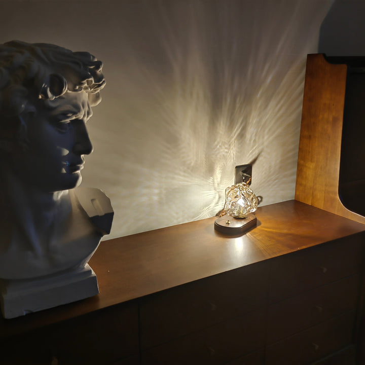 Iluminación de diseño: Lámpara de mesa Averis de cristal para un ambiente moderno y cálido.