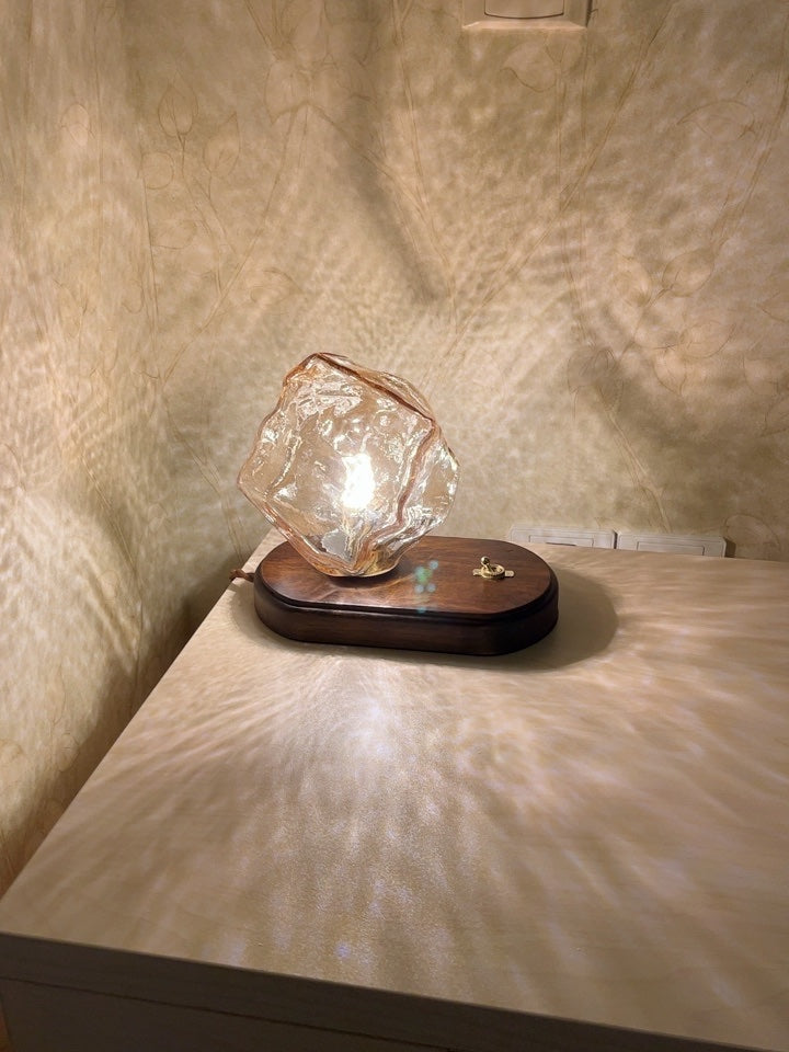 Lámpara de mesa Averis de cristal. Escultórica, moderna y luz suave para un ambiente refinado.