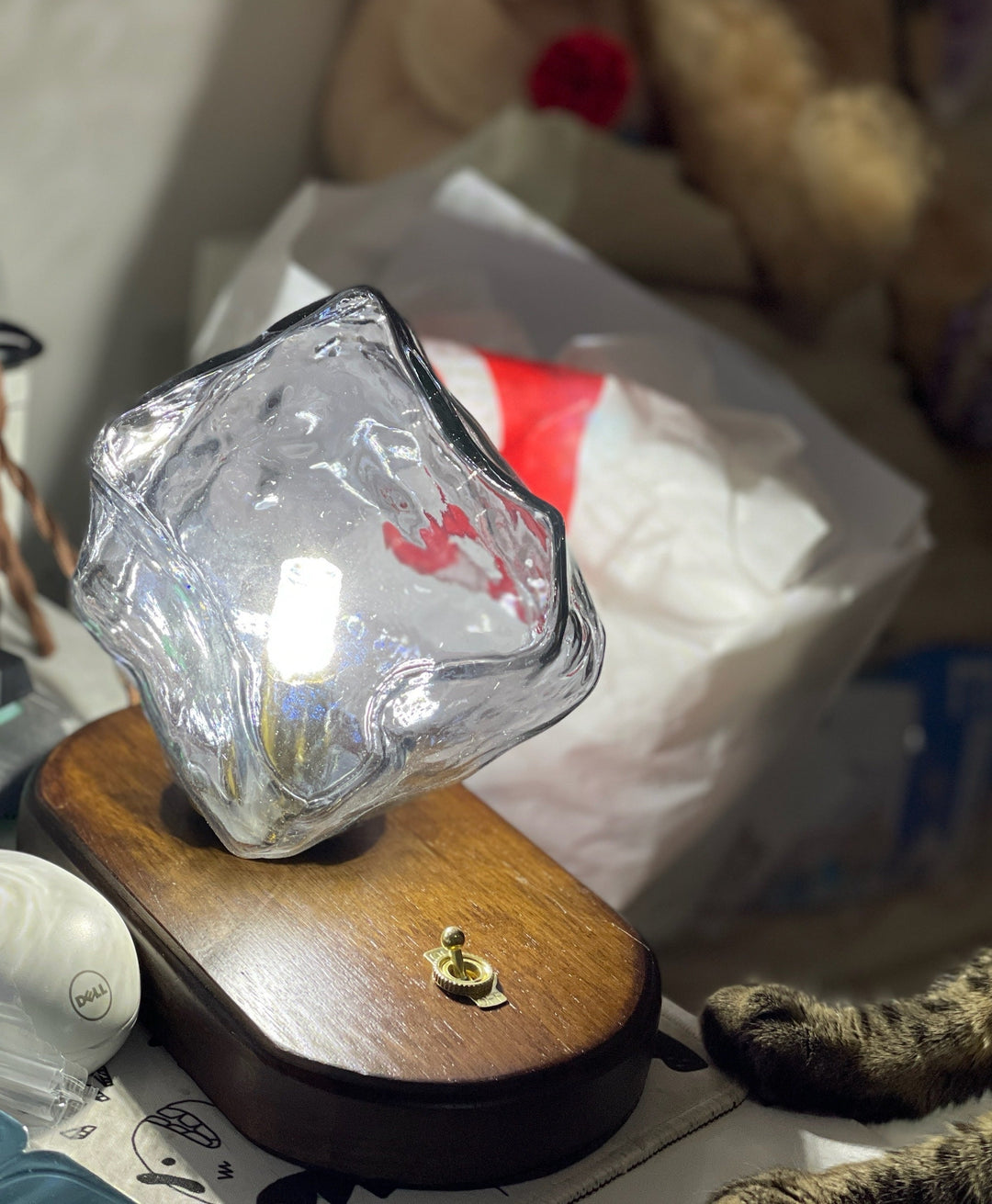 Lámpara de mesa de cristal Averis, moderna. Iluminación ambiental con luz suave para tu mesa.