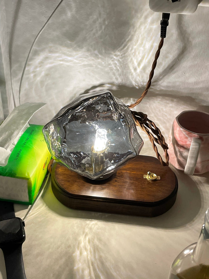 Lámpara Averis de mesa, cristal escultórico. Ideal para oficina o salón con diseño moderno.