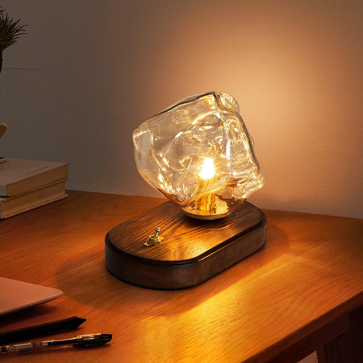 Cristal Averis: Lámpara de mesa escultórica, moderna. Realza el ambiente de cualquier habitación.