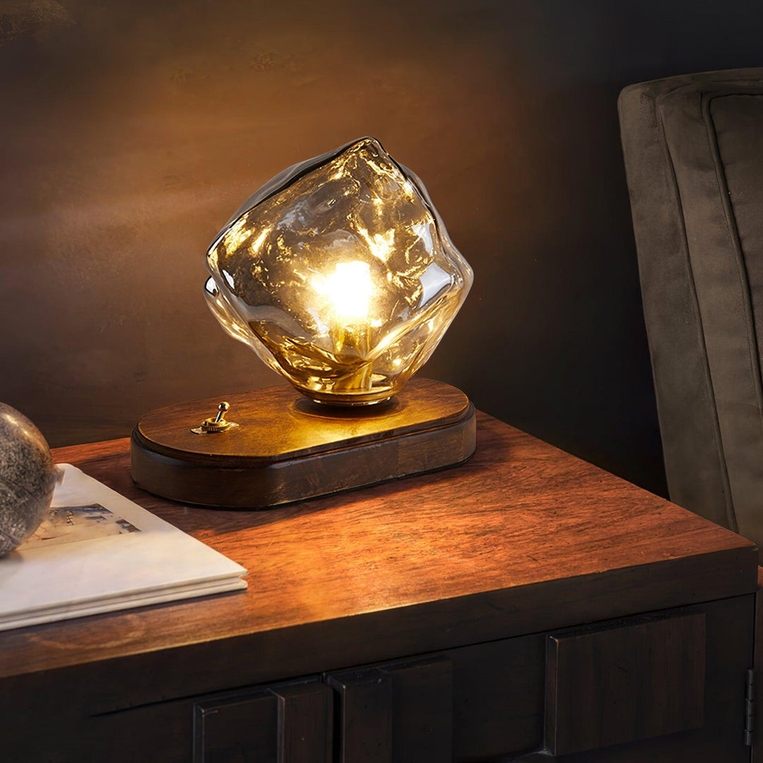 Lámpara Averis de cristal, diseño elegante y escultórico. Perfecta para mesa de dormitorio.