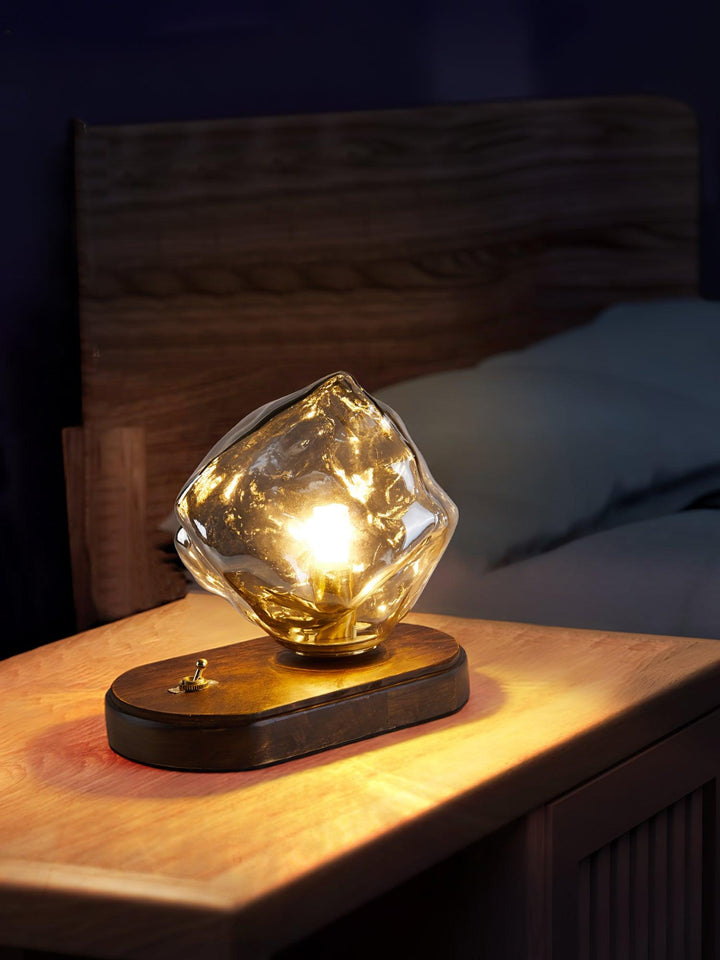 Lámpara Averis de cristal: Diseño escultórico para mesa. Iluminación ambiental y moderna.