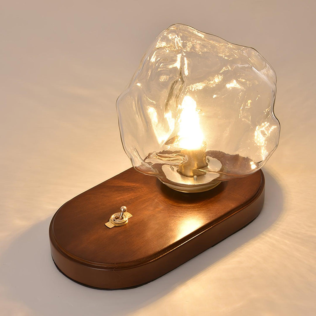 Diseño escultórico: Lámpara de mesa Averis de cristal moderno para iluminación de hogar.