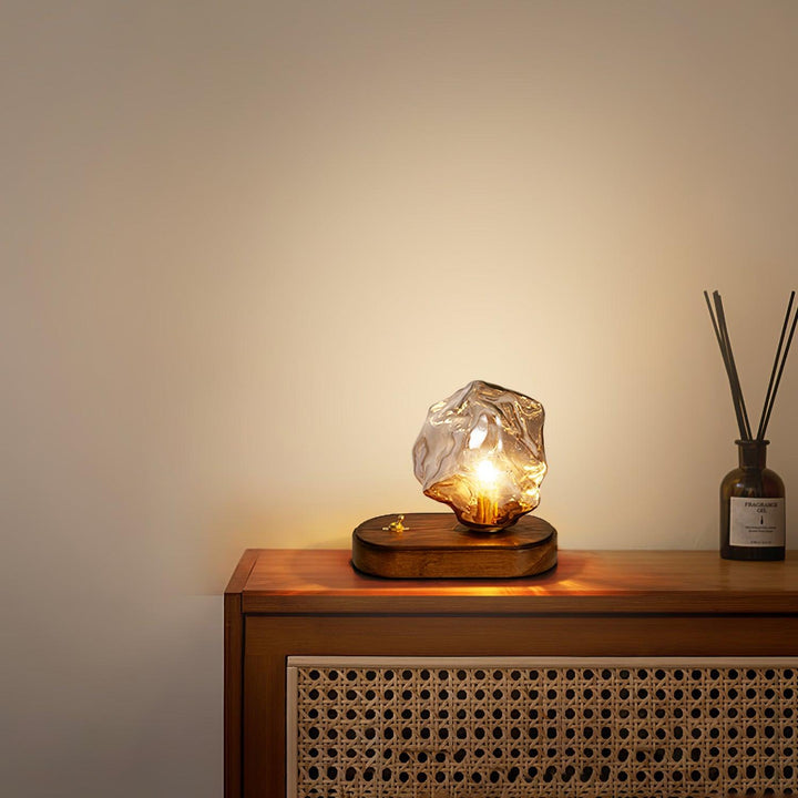 Lámpara de mesa Averis de cristal, pieza escultórica. Añade un toque moderno al dormitorio.