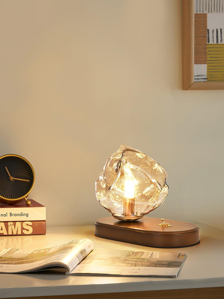 Lámpara de mesa Averis, cristal elegante. Iluminación escultórica para el hogar contemporáneo.