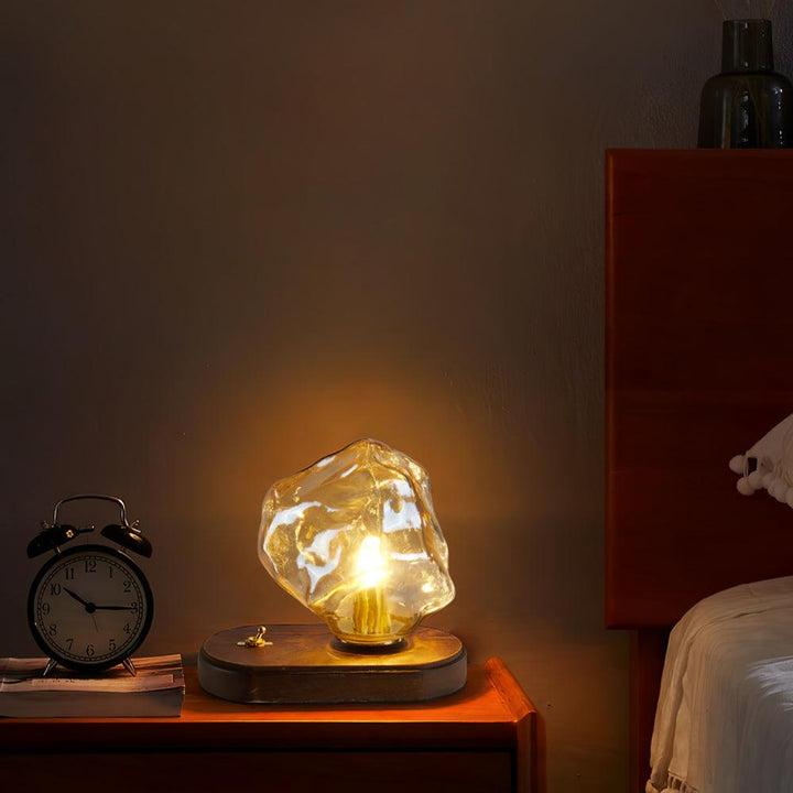 Luz suave y elegante: Lámpara de mesa Averis de cristal para decorar tu hogar u oficina.