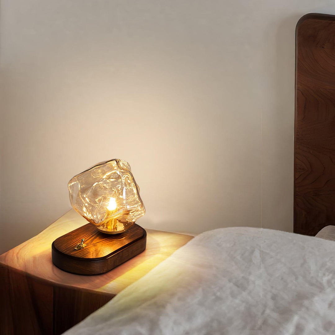 Lámpara de mesa Averis de cristal. Diseño moderno y elegante para iluminación decorativa en casa.