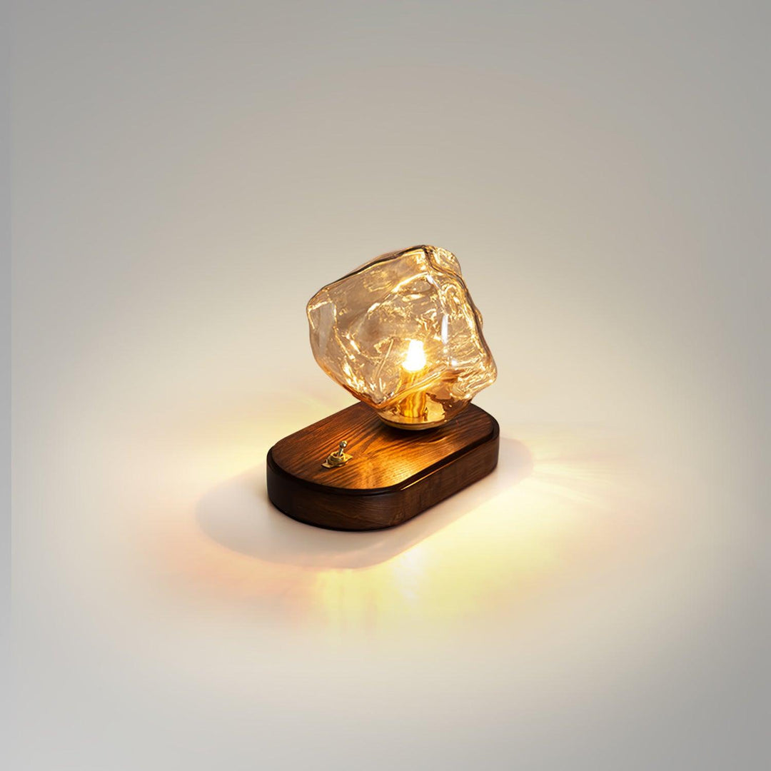 Lámpara de mesa Averis de cristal escultórico. Aporta luz suave y ambiente a tu dormitorio.