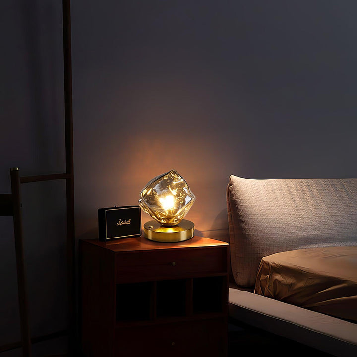 Lámpara de mesa Averis de cristal, decorativa. Luz suave para crear un ambiente acogedor.