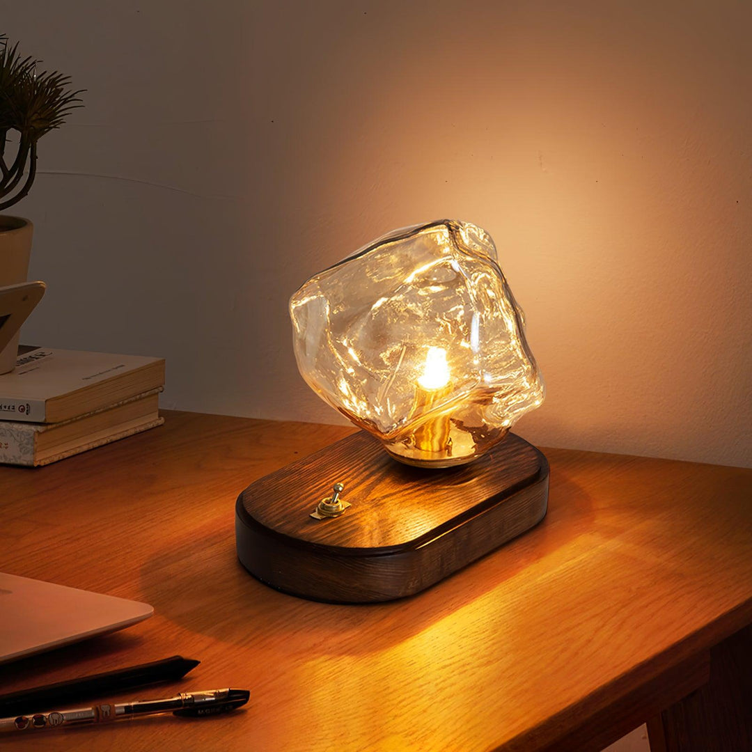 Lámpara de mesa Averis de cristal, diseño moderno y escultórico. Iluminación decorativa para salón.