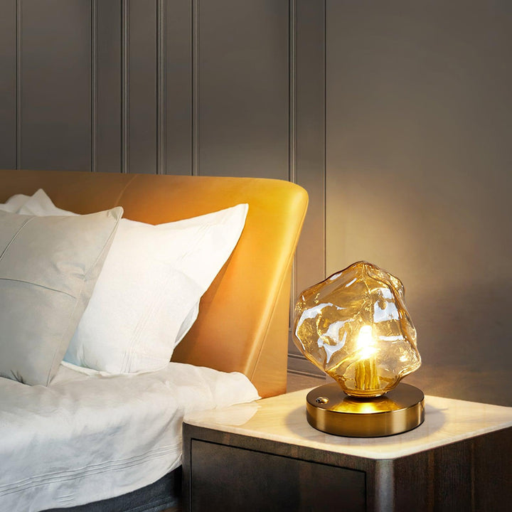 Lámpara de mesa de cristal Averis, estilo contemporáneo. Ideal para iluminación decorativa.