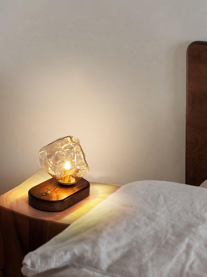 Lámpara de mesa de cristal Averis, moderna y decorativa. Perfecta para cualquier mesa de hogar.