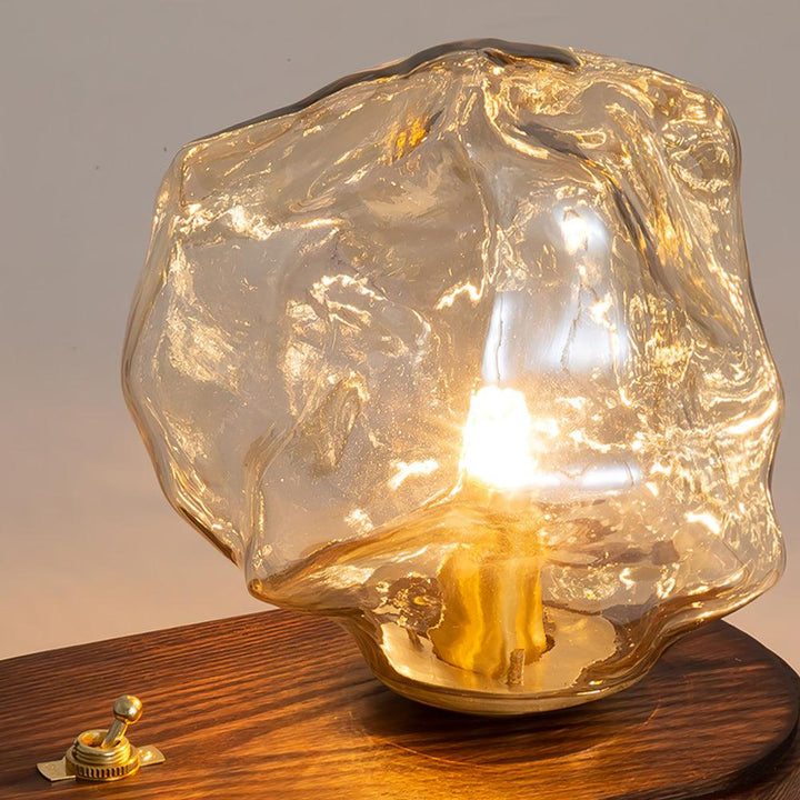 Lámpara de mesa Averis de cristal, estilo moderno. Aporta luz suave y decorativa a tu hogar.