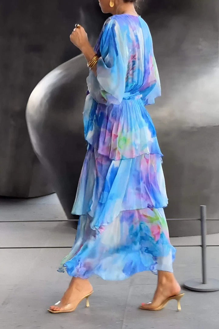 Elegante vestido largo de fiesta para mujer con detalles de capas. Vestido de invitada de boda, estilo formal.